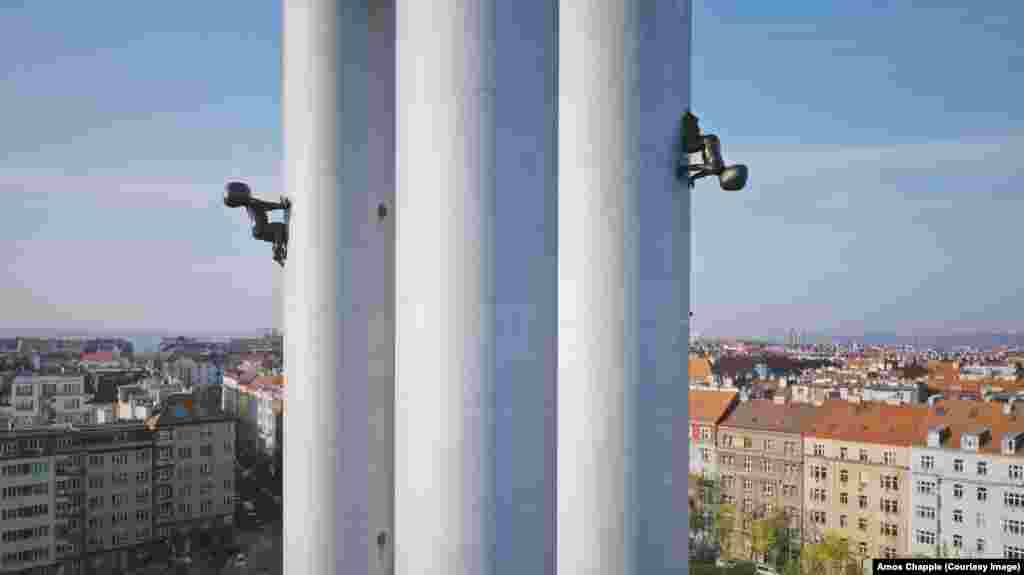 Crne bebe koje se penju na stub televizijskog tornja Žižkov, najviše građevine u Pragu. Bebe su dugačke 3,5 metra a izradio ih je savremeni češki umetnik David Černi. Svaka beba teška je oko 250 kilograma. &nbsp;