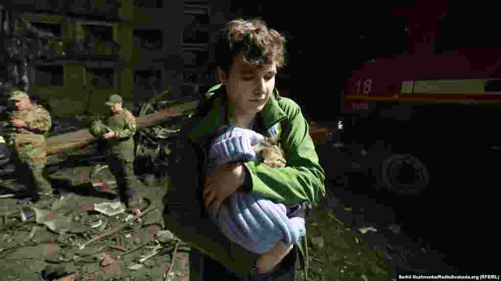 На месте ракетного удара в Святошинском районе Киева