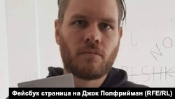 Джок Полфрийман с новоиздадения си паспорт преди да му бъде отнет