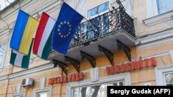 Iako tvrdi da podržava Kijev i želi mu financijski pomoći na bilateralnoj osnovi, zvanično objašnjenje zašto Budimpešta ne može dati zeleno svijetlo za pomoć Ukrajini je da se ne slaže da bi EU trebala preuzeti zajednički dug za ukrajinski kredit.