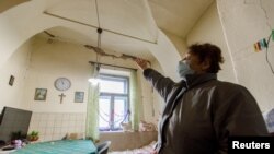 Ankica Lončarević pokazuje štetu uzrokovanu potresom u Petrinji 28 decembra 2020.