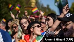 Приштина- косовските граѓани чекорат со знамето со Виножито на Парадата на гордоста, 10.10.2018