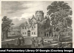 Пицундский храм в Абхазии, сепаратистском регионе Грузии. Молодой художник писал, что русский царь Николай I приказал восстановить разрушающийся собор, но «я нарисовал его таким, каким он был до ремонта». «Крыша разваливается, а на куполах растут гранатовые деревья», — отмечал он