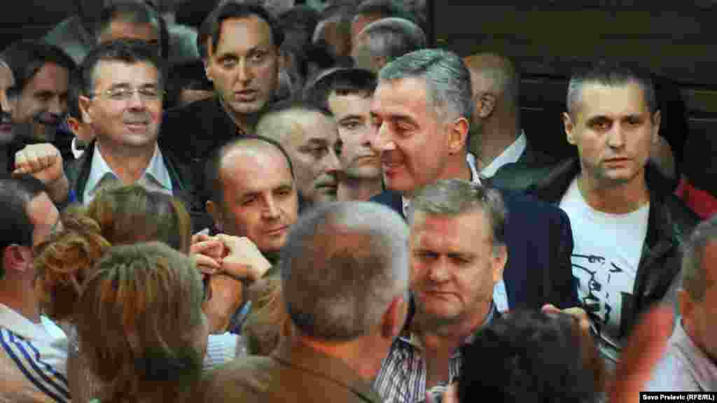 Мило Ѓукановиќ, во седиштето на ДПС по соопштувањето на изборните резултати. 