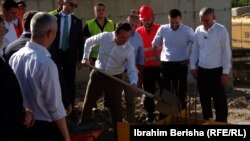 Kryeministri në detyrë i Kosovës, Albin Kurti, duke vënë gur themelin e njërës prej dy urave që Qeveria e tij në detyrë do t'i ndërtojë mbi lumin Ibër në Mitrovicë, 1 korrik.