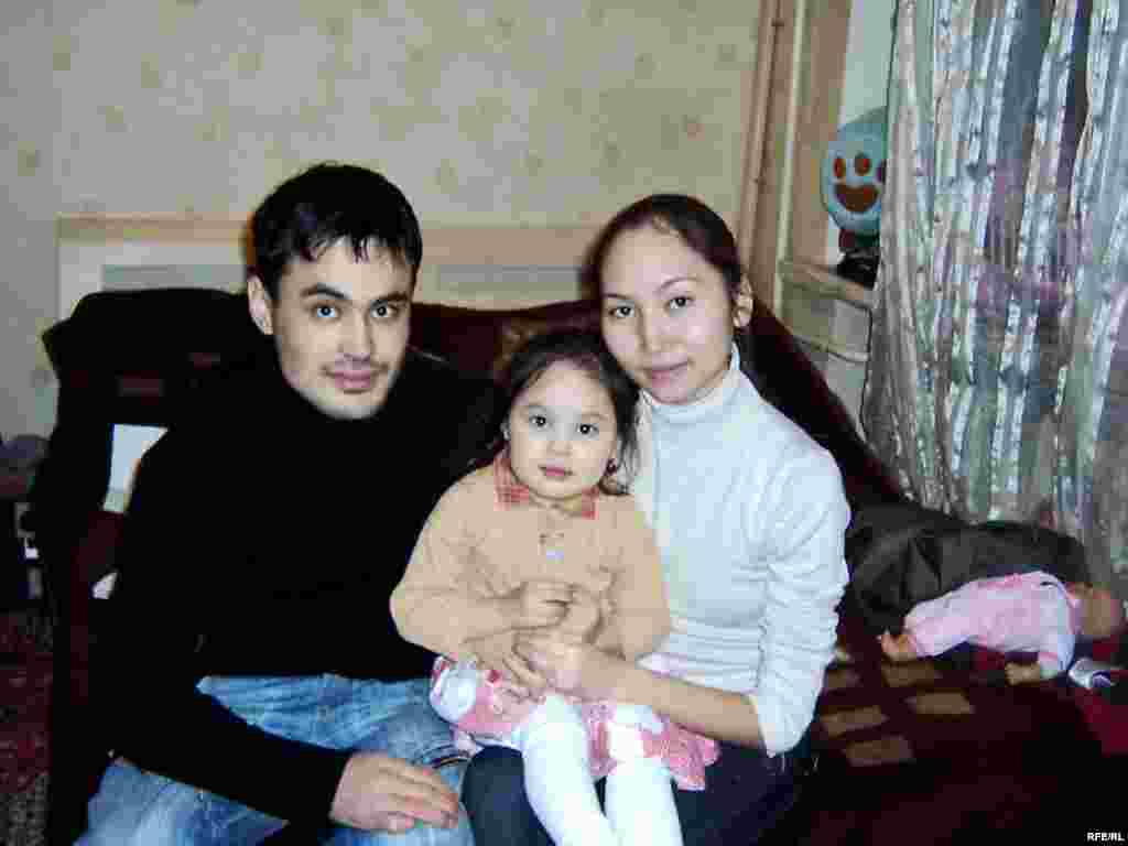 Семья артистов Олжаса Махамбеталиева и Мадины Кадырмановой. Здесь они поженились, и здесь родилась их дочь Алина. - Семья артистов Олжаса Махамбеталиева и Мадины Кадырмановой. Они живут здесь с 2003 года. Здесь они поженились и здесь же в Астане родилась их дочь Алина. 