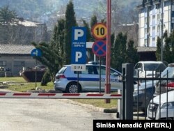Mașini ale poliției regionale sârbe din Bosnia în apropiere sediului agenției bosniace de informații din Banja Luka. 7 martie 2025.