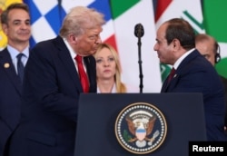 Trump dhe Sisi gjatë konferencës në Egjipt.