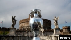 Трофеят "Анри Делоне", който се получава от победителите на Европейско първенство пред замъка Сант Анджело в Рим