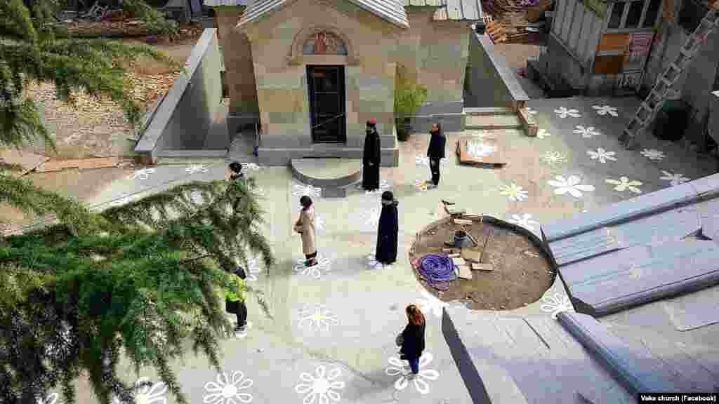 Cveće naslikano na podu crkve Vake u glavnom gradu Gruzije Tbilisiju pomažu posetiocima da drže socijalnu distancu, 25. mart. &nbsp;