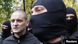 Сергія Удальцова (л) під конвоєм ведуть на допит до Слідчого комітету Росії, 17 жовтня 2012 року