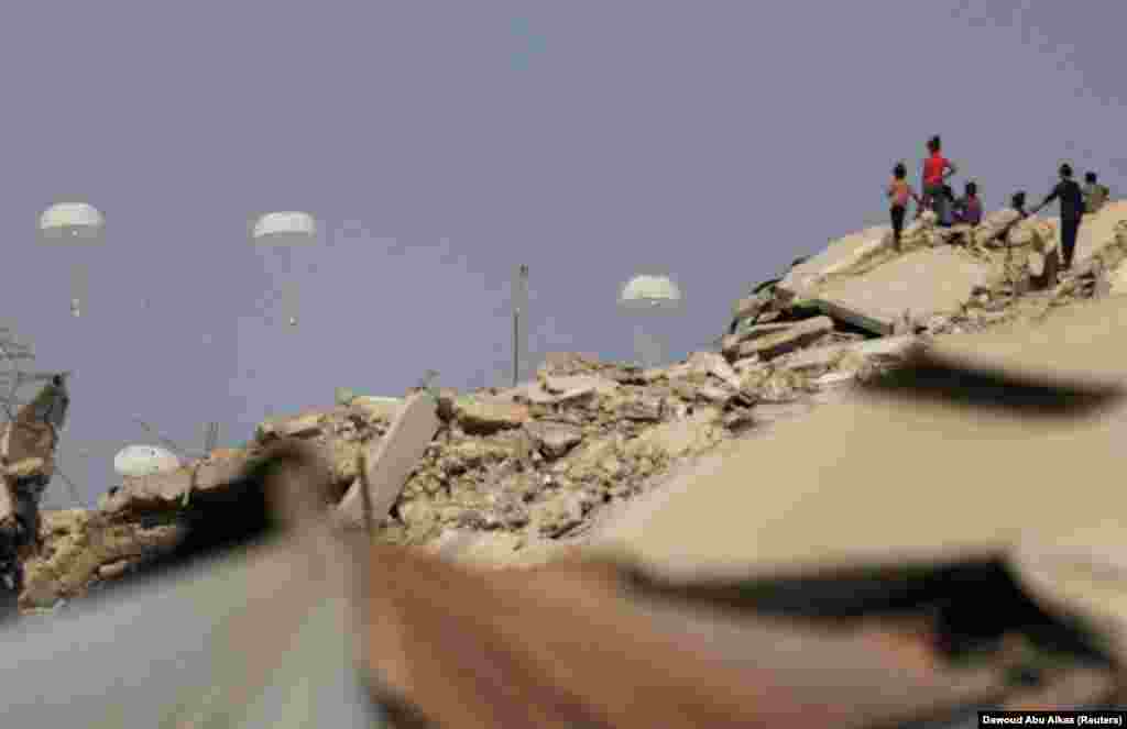 Padobrani s paketima pomoći padaju u sjevernoj Gazi, 14. avgusta.