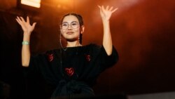 Казахстанка переводит песни для глухих