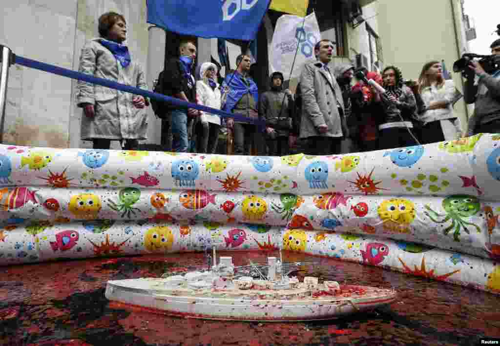 Акция против поставок России вертолетоносцев класса "Мистраль". Киев, май 2014 года