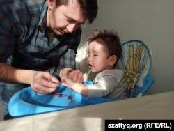 Эмир Шахмаров с папой.