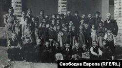 Ученици пред селското училище в Горна Бела Речка, началото на 1950-те години, личен архив Венета Костова