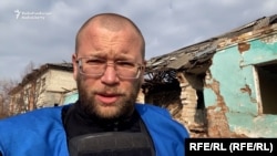 Voluntarul Yevhen Tkachov livrează ajutor umanitar locuitorilor rămași în orașul Siversk.