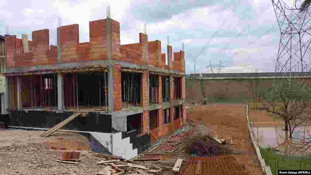 Kuća u izgradnji u naselju Reljevo ima betonski zid koji za sada drži vodu dalje od objekta. 