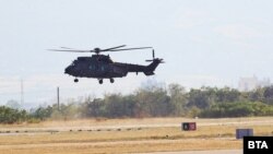 Хеликоптери от Франция, Словакия и Унгария пристигнаха на летище Крумово в неделя, за да помогнат в борбата с пожарите