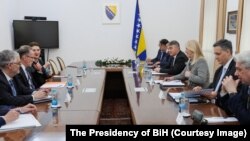 Tri člana Predsjedništva Bosne i Hercegovine na sastanku sa ambasadorom Džonom Klintom Viliamsonom (John Clint Williamson).