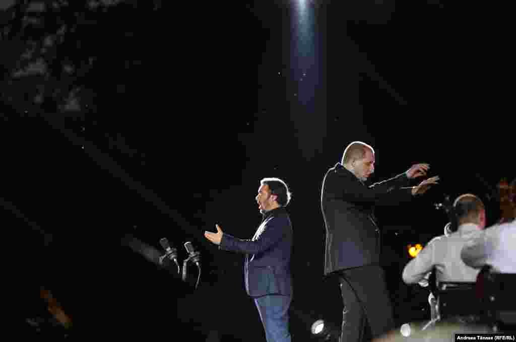 Baritonul Cătălin Toropoc și dirijorul Ethan Schmeisser performează în timpul galei extraordinare de deschidere a festivalului &bdquo;Promenada Operei&rdquo;.