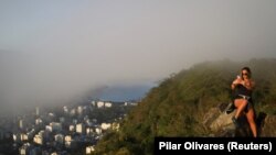 Žena pozira na vidikovicu Dona Marta u Rio de Janeiru, Brazil, august 2020. 