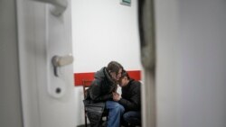 Marina Jacko és barátja, Fedor siratják a mariupoli bombázásba belehalt másfél éves kisfiukat, Kirillt, március 4-én.