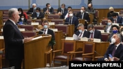 Crnogorski predsjednik Milo Đukanović (desno) sluša ekspoze mandatara Zdravka Krivokapića (lijevo) u Skupštini Crne Gore, Priština, 2. decembar