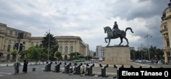 Piața Revoluției este unul dintre locurile de atracție pentru turiștii care vizitează capitala României. În imagine: statuia ecvestră a regelui Carol I și Palatul Regal.
