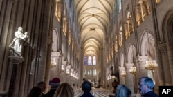 29 ноември 2024 г. Президентът Еманюел Макрон посещава катедралата дни преди откриването ѝ.