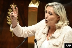 Марин Ле Пен выступает в Национальном собрании в ходе обсуждения вопроса о доверии правительству