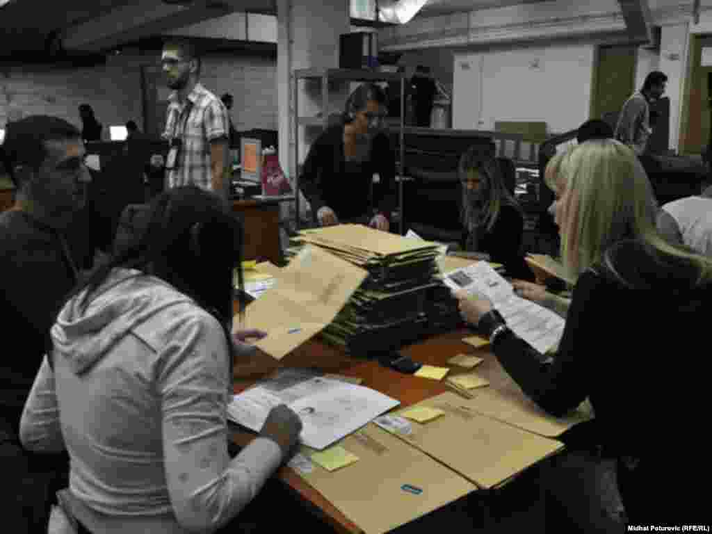 Prebrojavanje glasova po završetku opštih izbora u BiH, 3. oktobra 2010, foto: Mihdat Poturović