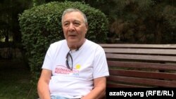 Казахстанский политолог Дос Кошим в футболке с надписью «Тропой Жыланбаева». Алматы, июль 2025 года