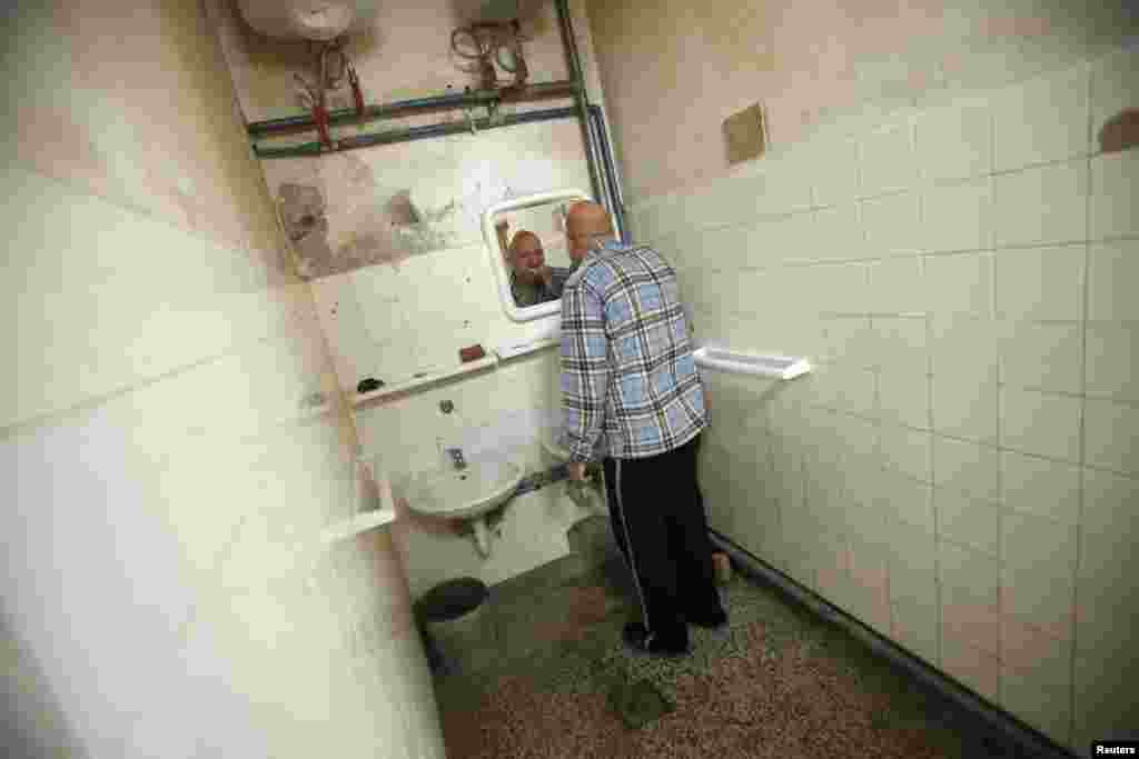 Matović također živi sa svojom familijom u napuštenoj školi, u Hrvatsku se vratio 2005., 20. februar 2013. Foto: Reuters / Antonio Bronić 