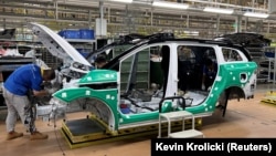 Zaposleni rade na proizvodnoj liniji za električna vozila u fabrici Jiangling Group Electric Vehicle (JMEV), u Nančangu, provincija Đangsi, Kina, 22. maja 2024.