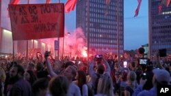 Demonstranti ispred Parlamenta u Ljubljani, srijeda 15. septembar tokom protesta protiv mjera uvedenih protiv širenja korona virusa. 