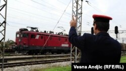 Voz prolazi kroz stanicu Batajnica, 4. oktobar 2010