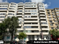 Unul dintre blocurile în care magistrați și foști magistrați plătesc chirii de 60-197 de lei este situat în zona 13 Septembrie, în apropiere de Palatul Parlamentului. Acolo, chiriile variază între 250 de euro pentru o garsonieră și 550 pentru un apartament de trei camere.