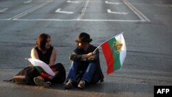 Млада двойка е седнала на затвореното кръстовище пред Софийския университет по време на протестите срещу правителството на Пламен Орешарски, 14 юни 2013 г.