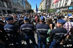 A budapesti Astoriánál terelték át a felvonulókat