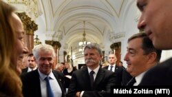 Polt Péter legfőbb ügyész, Kövér László fideszes országgyűlési képviselő, Mészáros Lőrinc, Orbán Viktor bizalmasa és Balog Ádám, az államosított MKB Bank állami felügyelője, majd a privatizált MKB Bank vezérigazgatója 2019. október 31-én