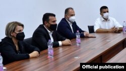 Тетово- градоначалничката на Тетово Теура Арифи, премиерот Зоран Заев, министерот за здравство Венко Филипче на состанок на кризниот штаб