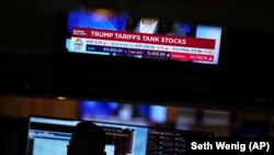 Ekran s finansijskim vestima u Njujorškoj berzi, 3, april 2025.