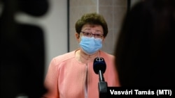 Müller Cecília országos tisztifőorvos sajtótájékoztató tart a Fejér megyei Nagyvenyim orvosi rendelőjében 2020. november 15-én.