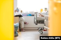 Ápoló egy lélegeztetett páciens mellett Nyíregyházán, a Jósa András Oktatókórház koronavírussal fertőzött betegek fogadására kialakított intenzív osztályán 2021. április 2-án
