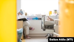 Ápoló Nyíregyházán, a Jósa András Oktatókórház intenzív osztályán 2021. április 2-án