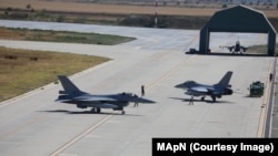 Trei aeronave F-16 Fighting Falcon cumpărate de România din Norvegia, au aterizat joi, 28 august, în Baza 86 Aeriană Borcea. Foto: Ministerul Apărării din România (MApN).