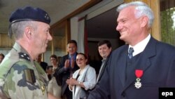 Zamjenik komandanta SFOR-a general Roger Duburg dodjeljuje Jovanu Divjaku "Legiju časti" 13. juna 2011. u Sarajevu. 