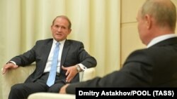 Виктор Медведчук и президентът на Русия Владимир Путин на 6 октомври 2020 г.