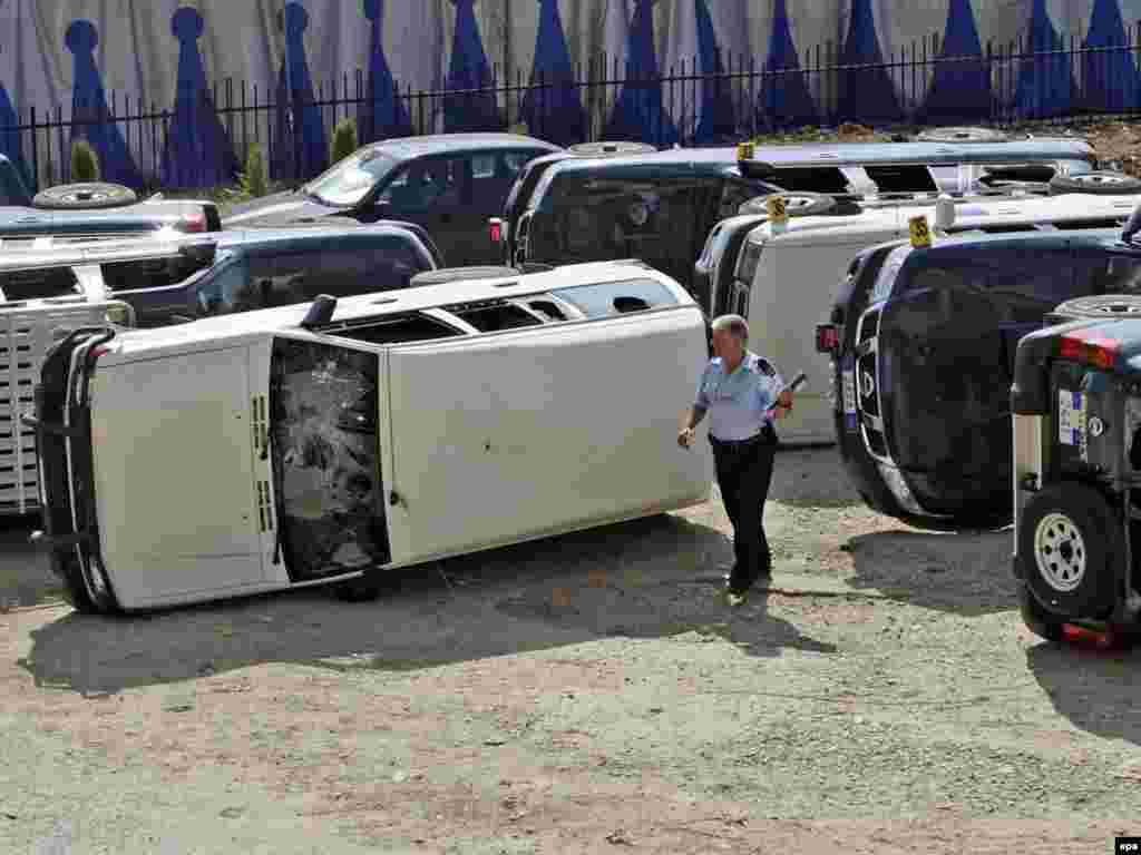 Kosovo - Protesti u Prištini - 24 automobila misije EU na Kosovu su oštećena od strane vandala koji sebe nazivaju ¨Samoodređenje¨. Povod protesta je bio potpisani dogovor o suradnji sa Srbijom.